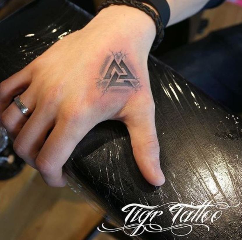 Tatouage Viking Valknut Sur La Main