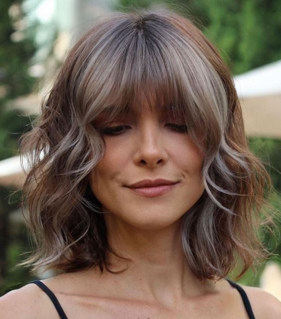 Coupe Dégradé Mi Long Deux Tons Avec Frange Et Mèches De Couleurs Blond Gris