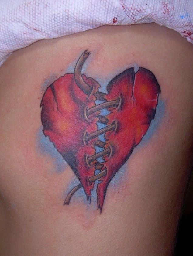 Tatouage Coeur Brisé Avec Lacet 