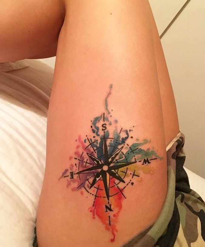 Tatouage Boussole Femme Sur Fond Multicolore