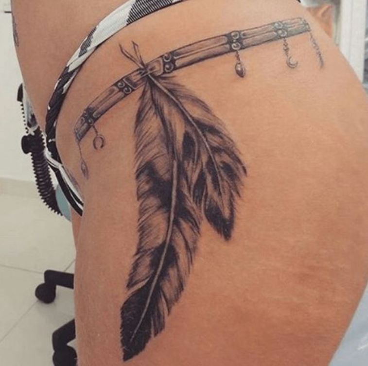  Tatouage De Femme Plumes Et Accroche Astrale Sur La Hanche