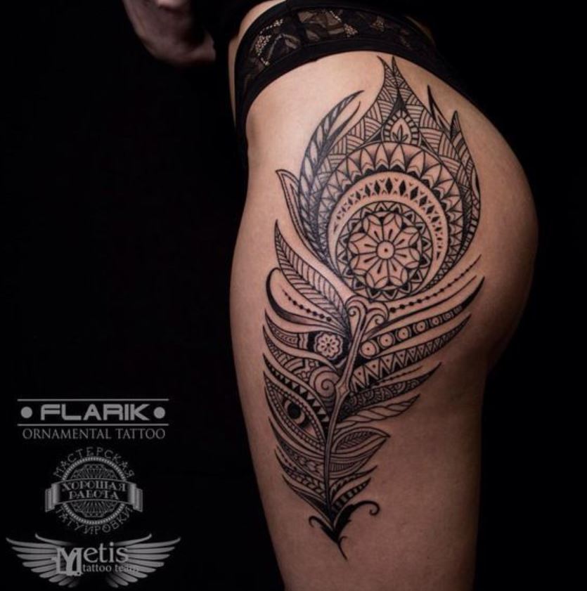 Tatouage Plume Géante Ornementale Femme Sur La Hanche Et La Cuisse