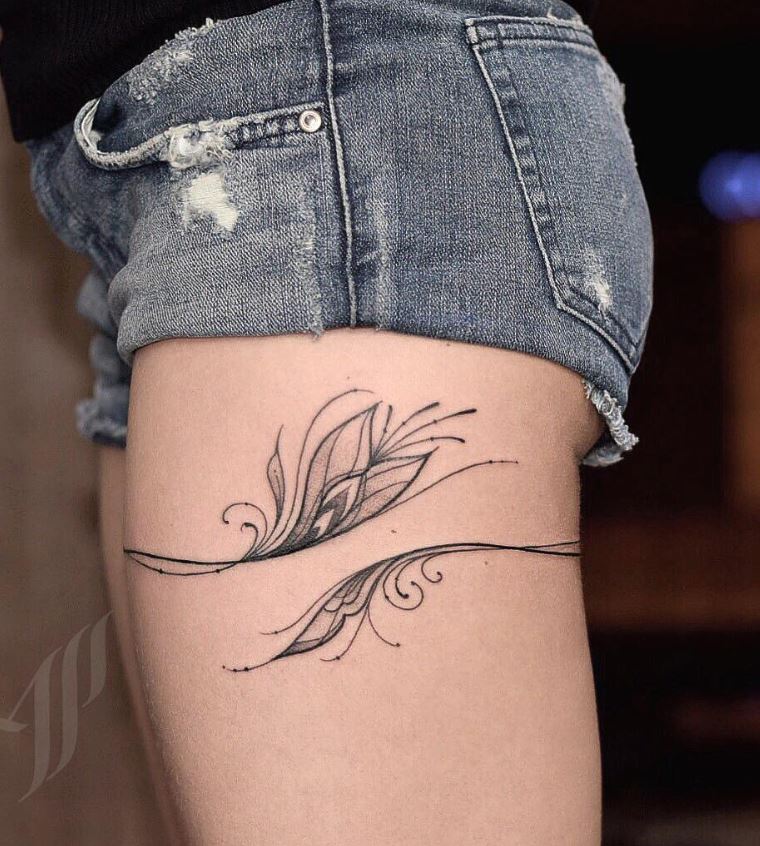 Tatouage Plume Jarretière Femme Sur La Cuisse 