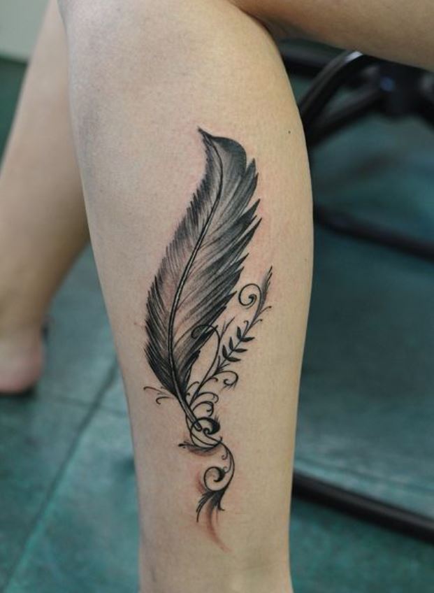 Tatouage Plume à Feuilles Et Arabesque Pour Femme Sur La Jambe 