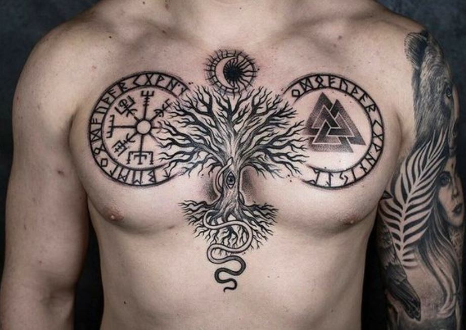 Tatouage Viking Yggdrasil Sur Le Sternum 