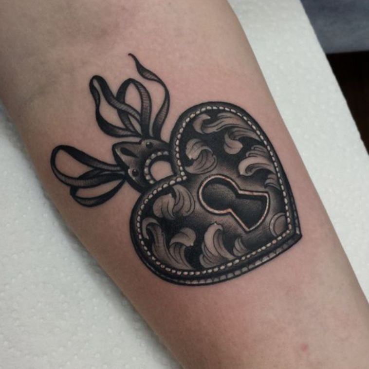 Tatouage Coeur à Trou De Serrure Et Ruban 