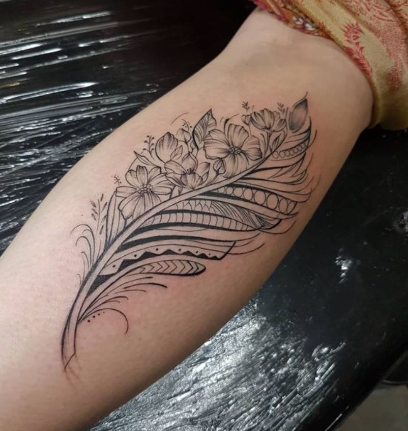  Tatouage Plume Graphique Et Florale Femme Sur Le Mollet