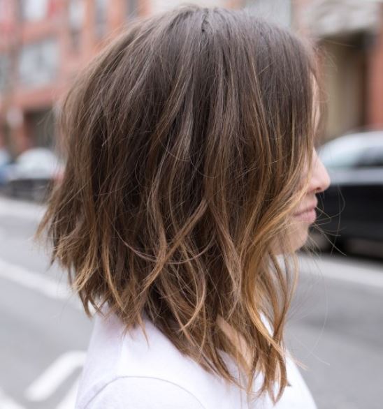 Coupe Dégradé Mi Long Sur Carré Plongeant Avec Balayage Miel