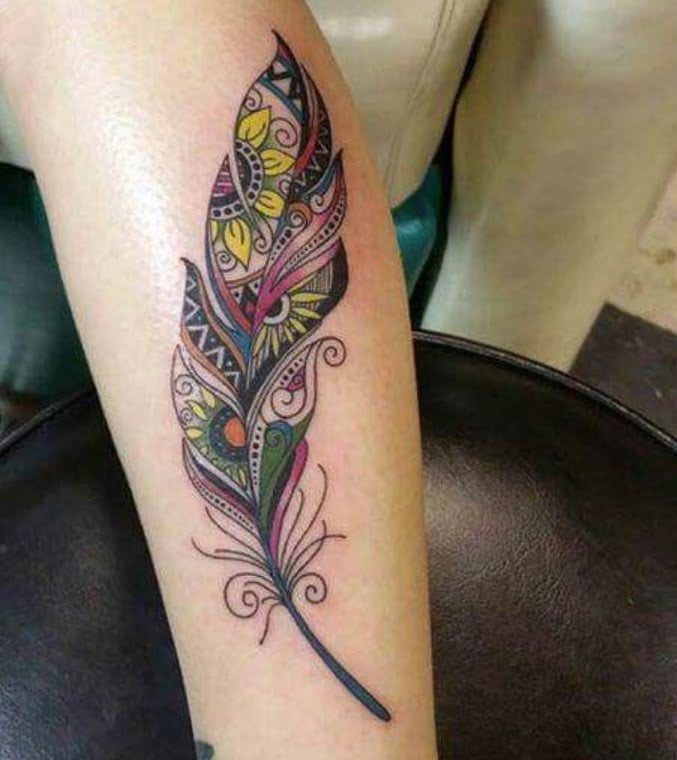 Tatouage Plume Florale Et Arabesque Pour Femme Sur La Jambe 