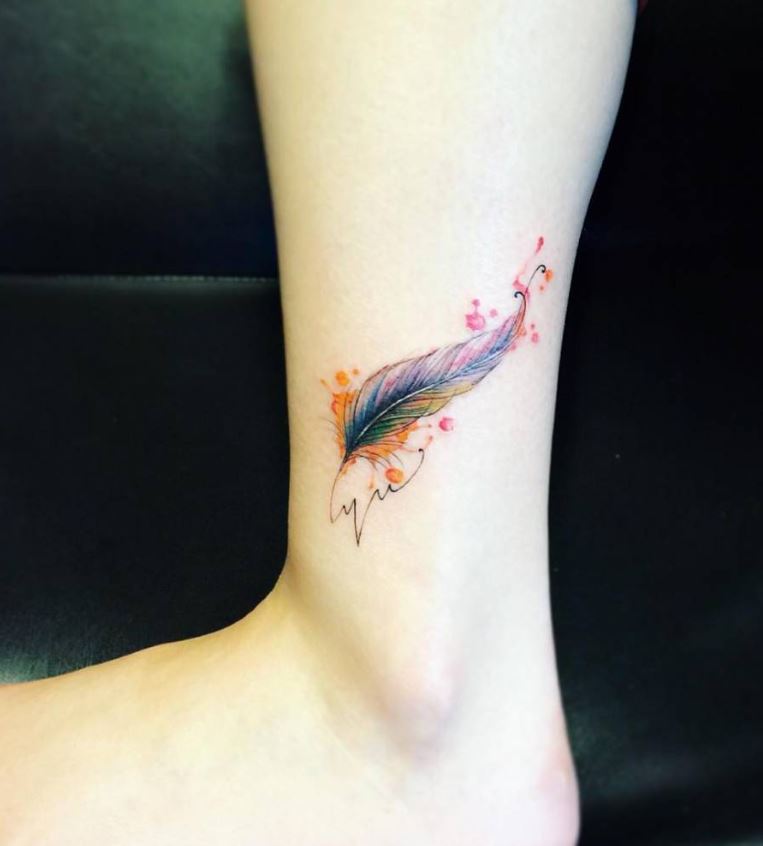 Tatouage Plume Stylisée Sur Le Pied Pour Femme