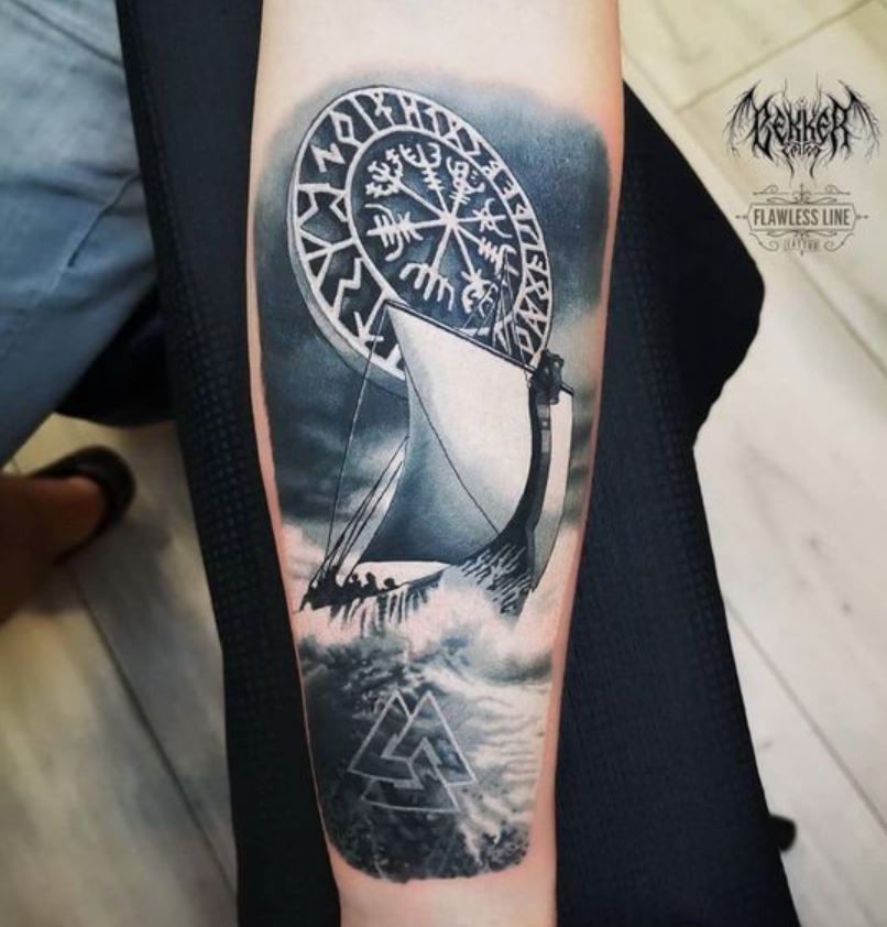 Tatouage Viking Drakkar Bicolore Sur L'avant Bras