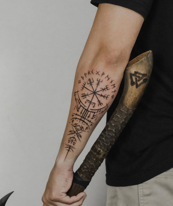 Tatouage Viking Vegsvisir Sur L'avant Bras 