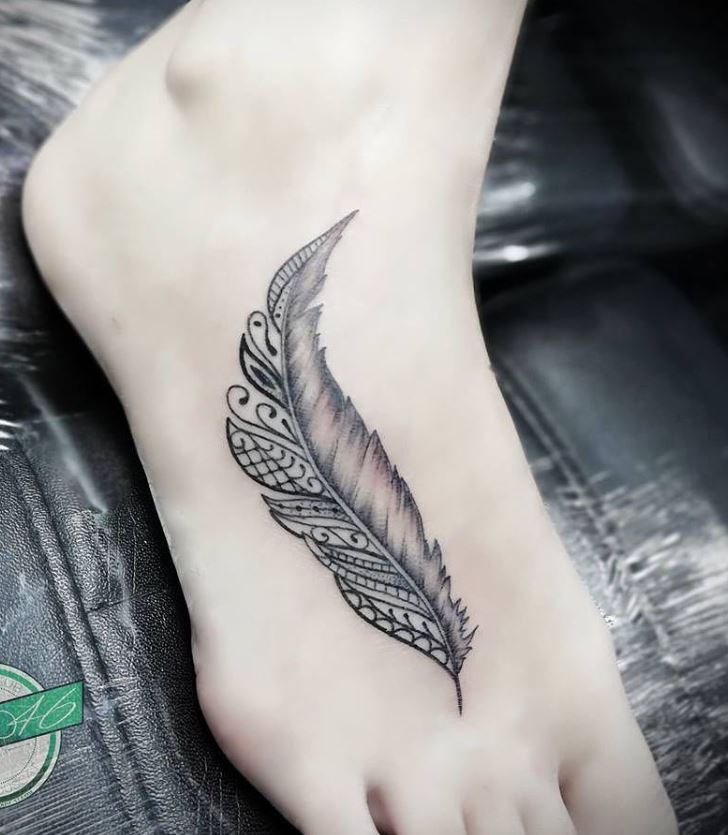 Tatouage Plume Femme Mi Ornementale Sur Le Pied 