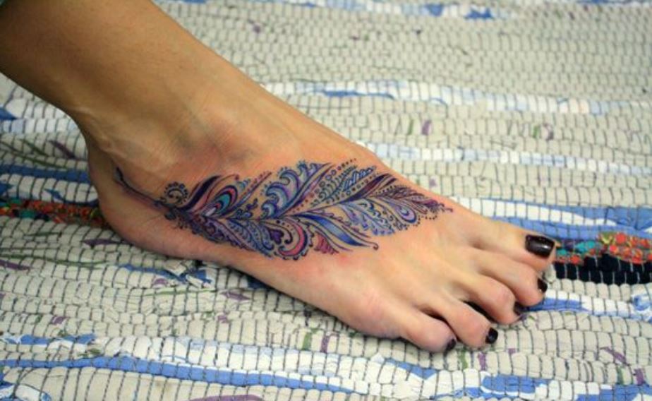  Tatouage Plume Graphique Femme Sur Le Pied 