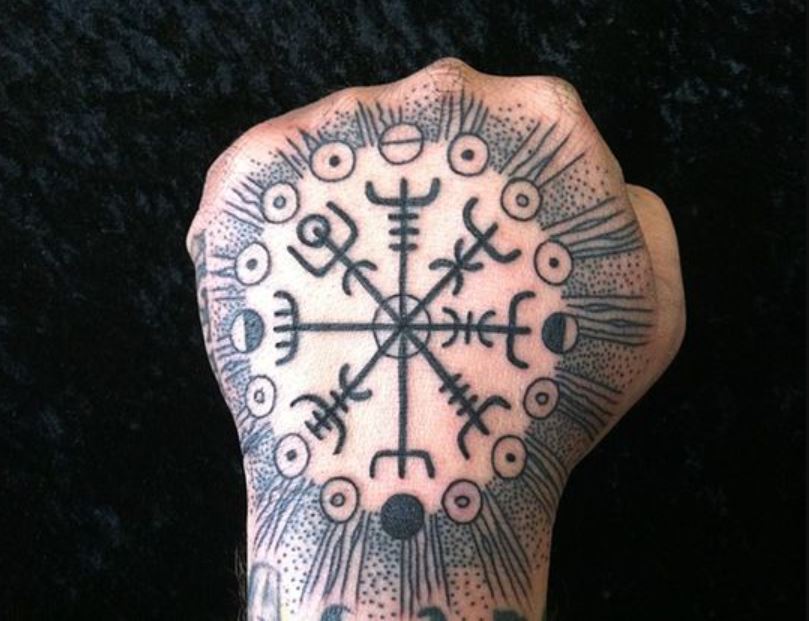 Tatouage Viking Vegvisir Sur La Main 