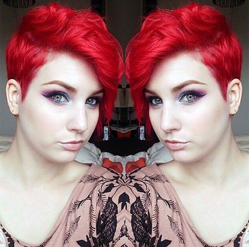 Visage rond coupe courte sur cheveux rouge style pixie
