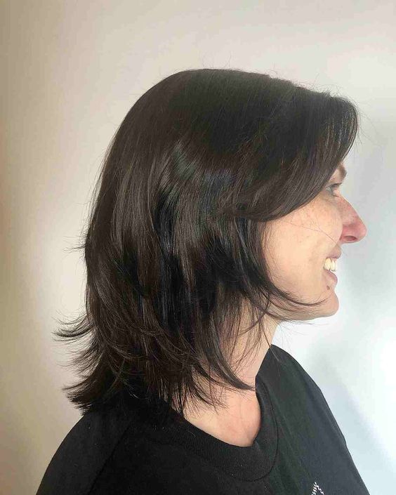 Coupe Dégradé Mi Long Brun Avec Finitions Plumées