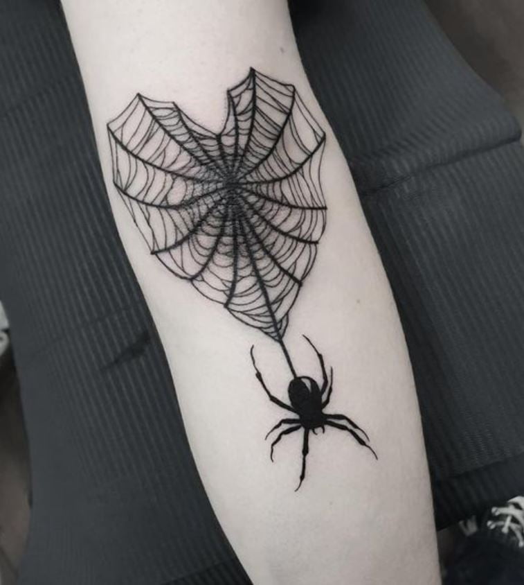 Tatouage Coeur En Toile D'araignée 