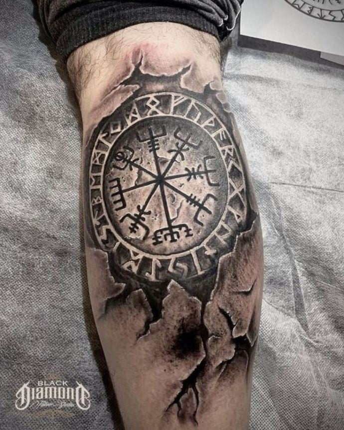 Tatouage Viking Boussole Runique Et Craquelures Sur Le Mollet