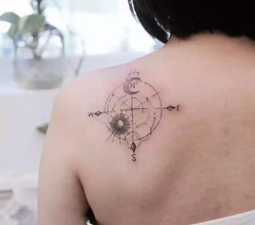  Tatouage Boussole Géométrique Et Astres Femme 