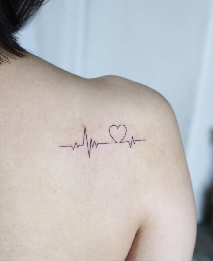 Tatouage Coeur Et Tracé En Lignes Fines