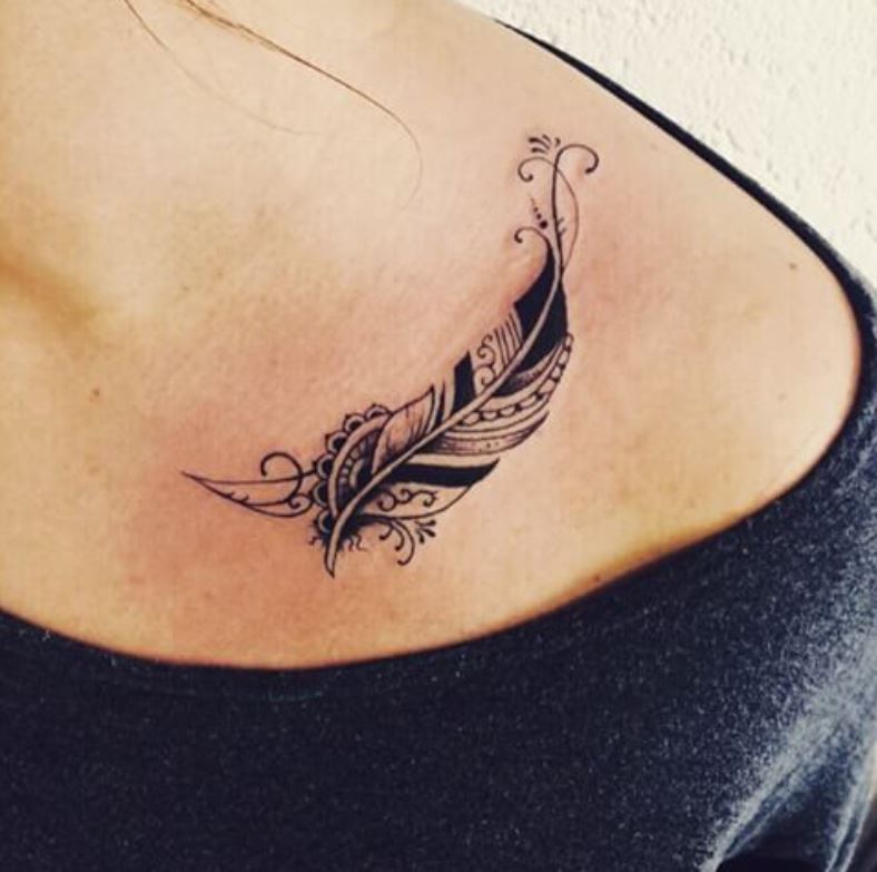 Tatouage Plume Ornementale Femme Sur La Clavicule