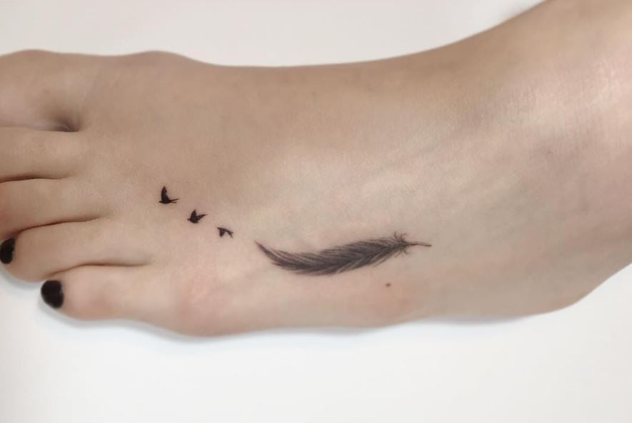  Tatouage Plume Femme Minimalsite Et Trio D'oiseaux Sur Le Pied 