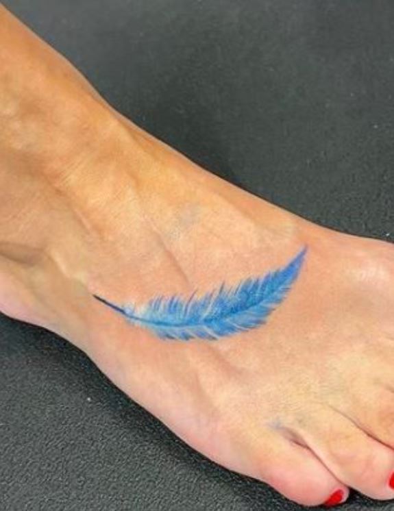 Tatouage Plume Bleue Femme Sur Le Pied