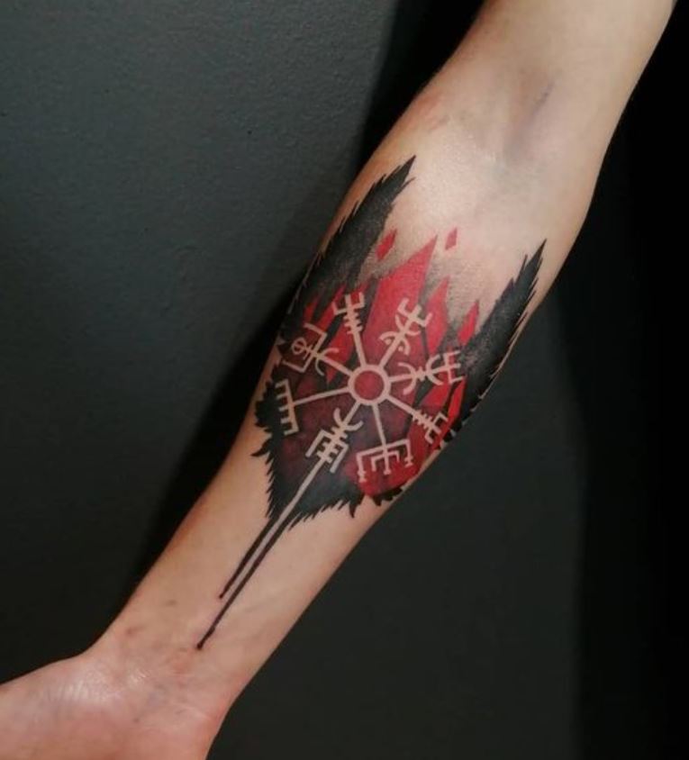 Tatouage Viking Vegvisir Coloré Sur L'avant Bras