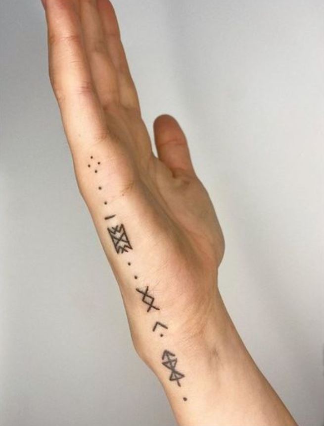 Tatouage Viking Runes Et Dots 