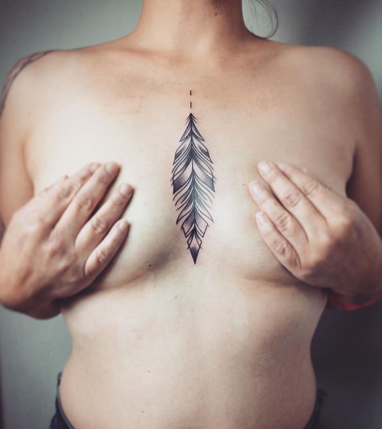  Tatouage Plume Femme Sur Le Sternum 