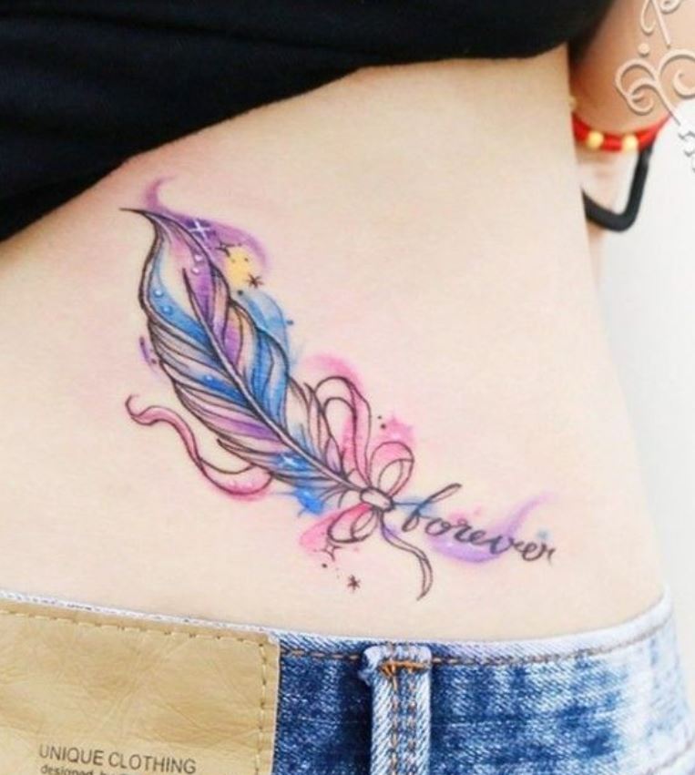 Tatouage Plume Et Noeud En Ruban Femme Sur Le Bas Du Dos 