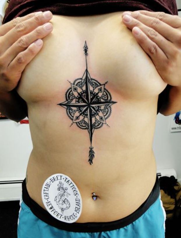 Tatouage Femme Boussole Ornementale Sur Le Sternum