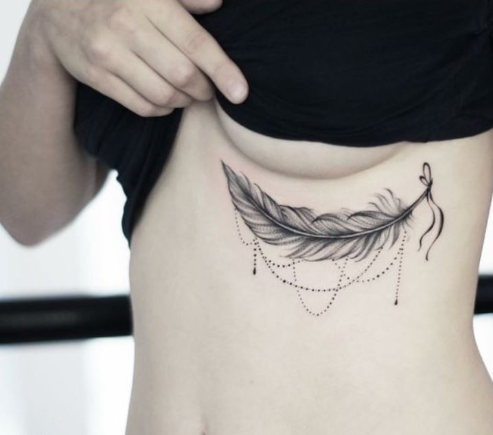  Tatouage Plume Femme Et Bijoux Sous La Poitrine 