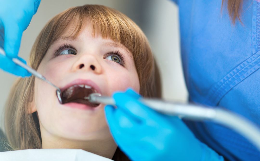 Enfant Double Rangée De Dents Fait Un Examen Chez Le Dentiste