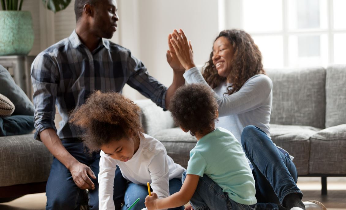 Famille Joue Avec Deux Enfants Sans Matériel