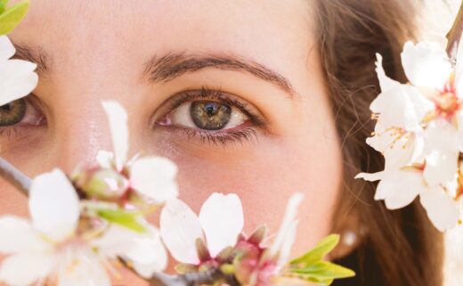 Plan Rapporoché D'une Femme Aux Yeux En Amandes