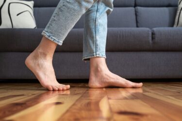 Vue Sur Chevilles D'une Femme En Pantalon Cropped