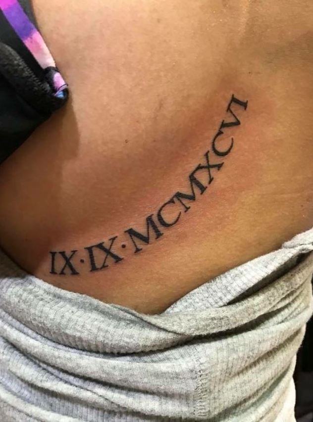 Tatouage Date D'anniversaire En Chiffres Romains épais Sous La Poitrine 