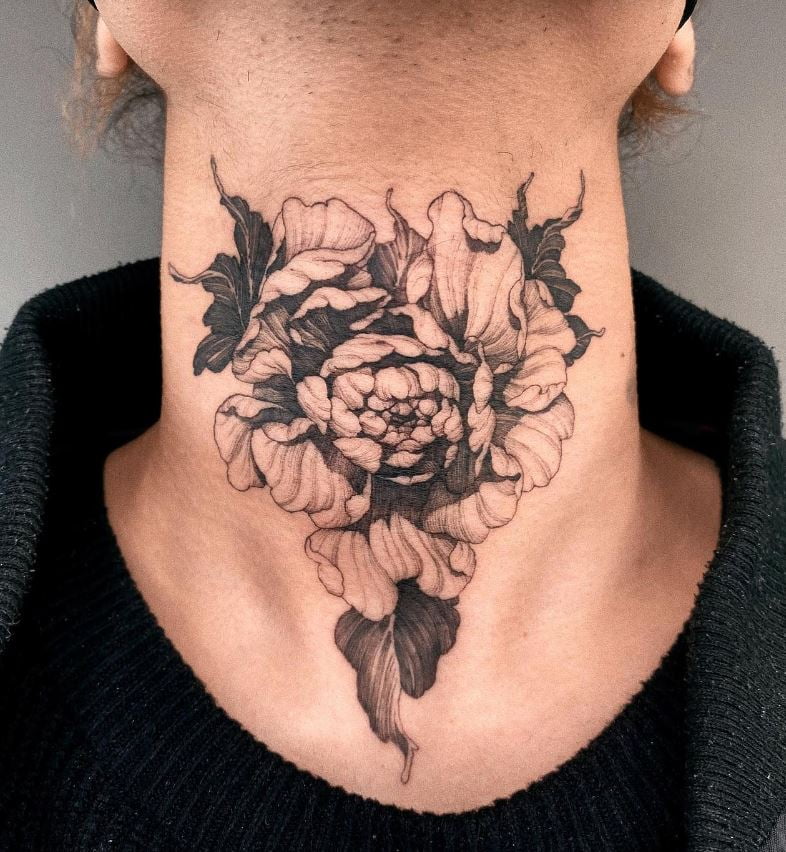 Tatouage Pivoine Sur Le Cou 