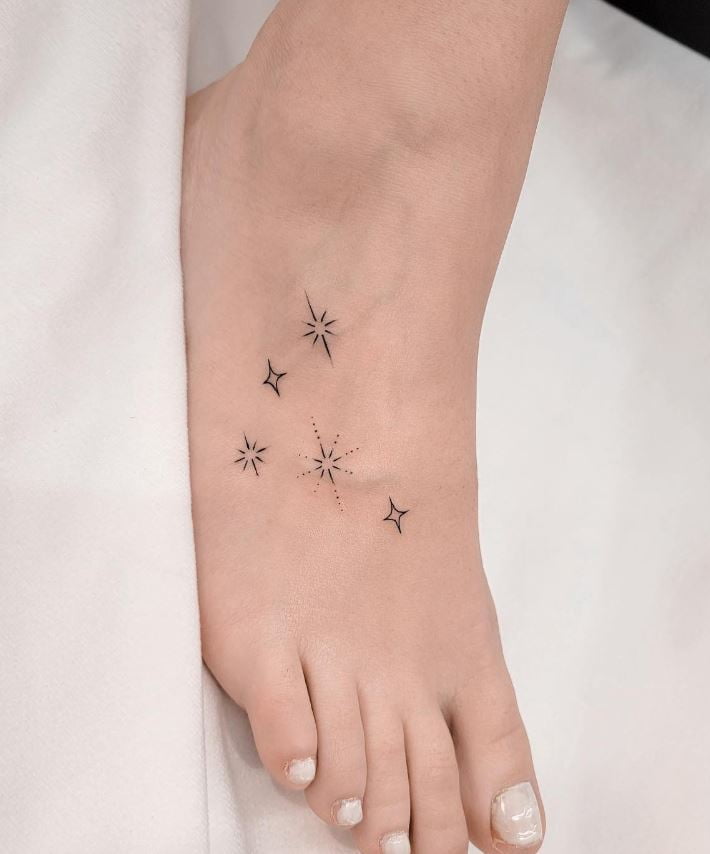 Tatouage Minimaliste étoiles épurées Sur Le Pied
