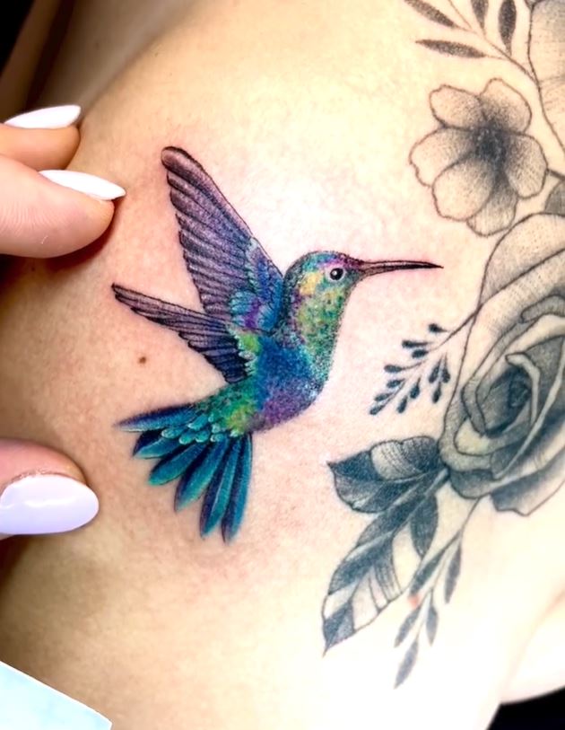 Tatouage Oiseau Femme Colibri Sur L'épaule 