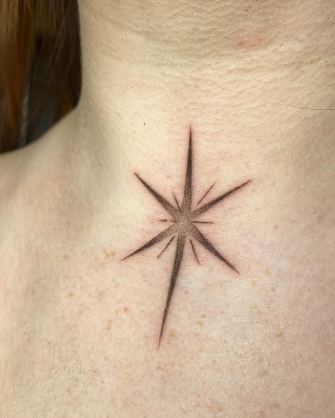 Tatouage étoile Marron Sur Le Cou 