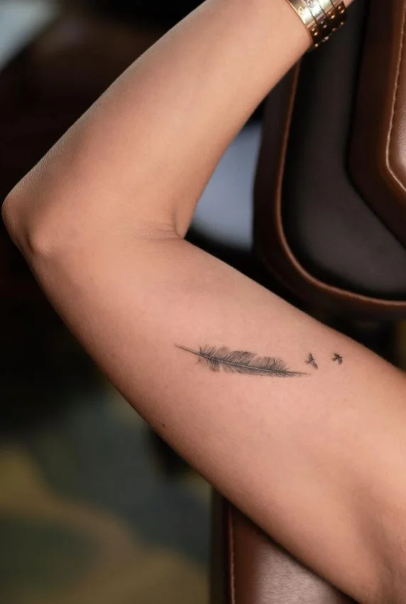 Tatouage Oiseaux Femme Et Plume