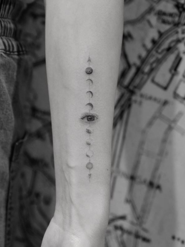 Tatouage œil Et Phase Lunaire Sur L'avant Bras 