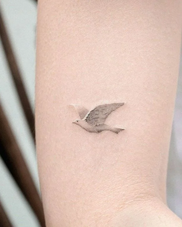 Tatouage Oiseau Femme Colombe Blanche