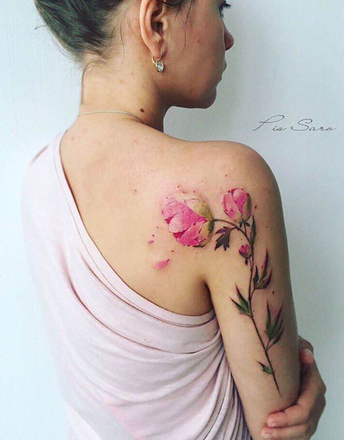 Tatouage Pivoine Rose Sur L'épaule Et Le Bras 