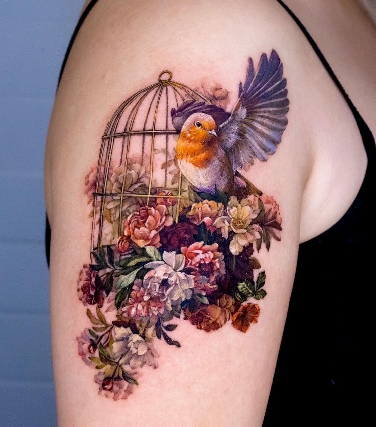 Tatouage Oiseau Femme Hors Cage Et Fleurs