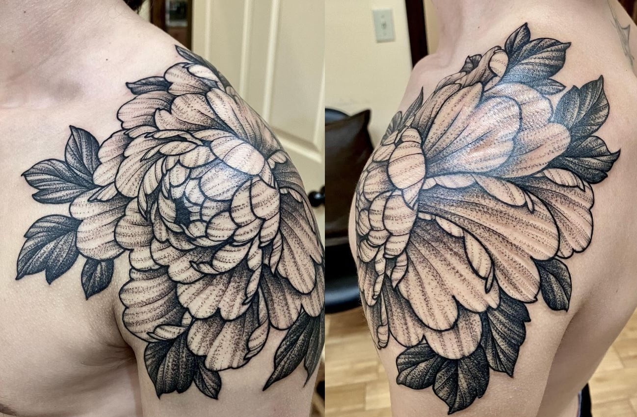 Tatouage Pivoine Sur L'épaule 