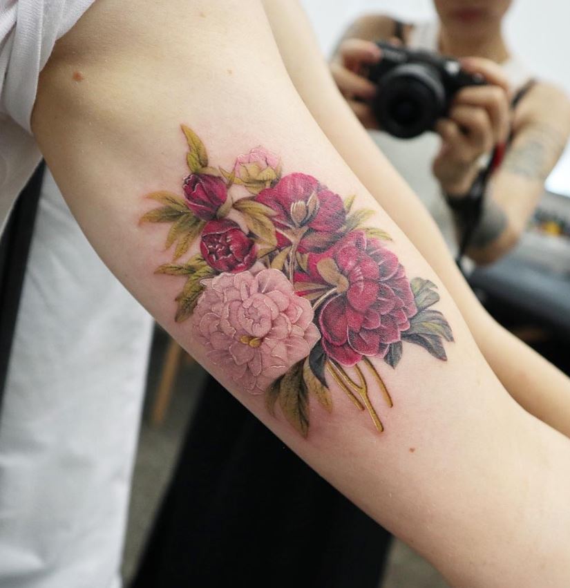 Tatouage Bouquet De Pivoine Sur Le Bras 